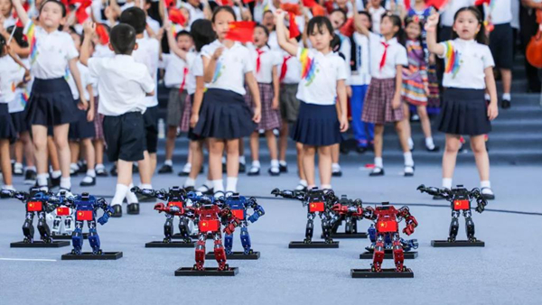  宝安机器人亮相电影《我和我的祖国》全球首映礼