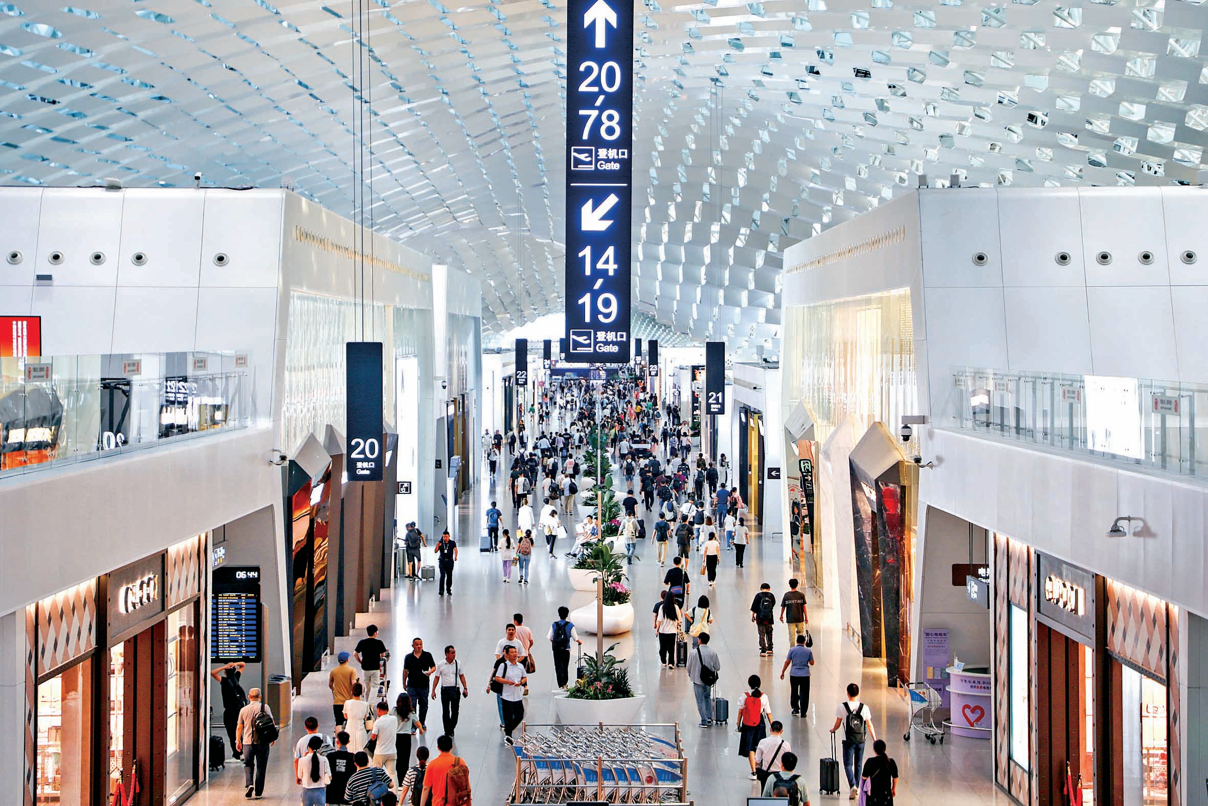 7月以来新开加密航线近20条 深圳机场暑运旅客量创历史同期最高值