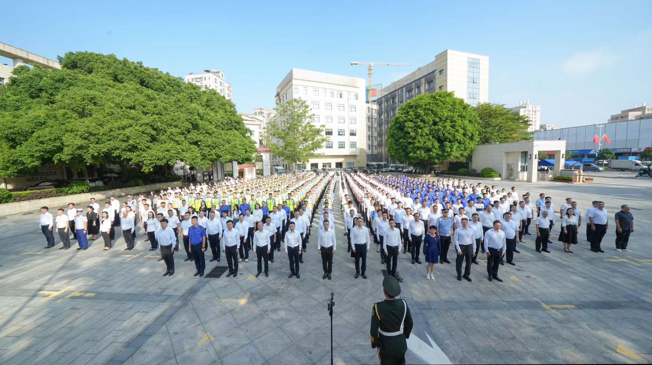 福海街道举行庆祝中华人民共和国成立75周年升国旗仪式