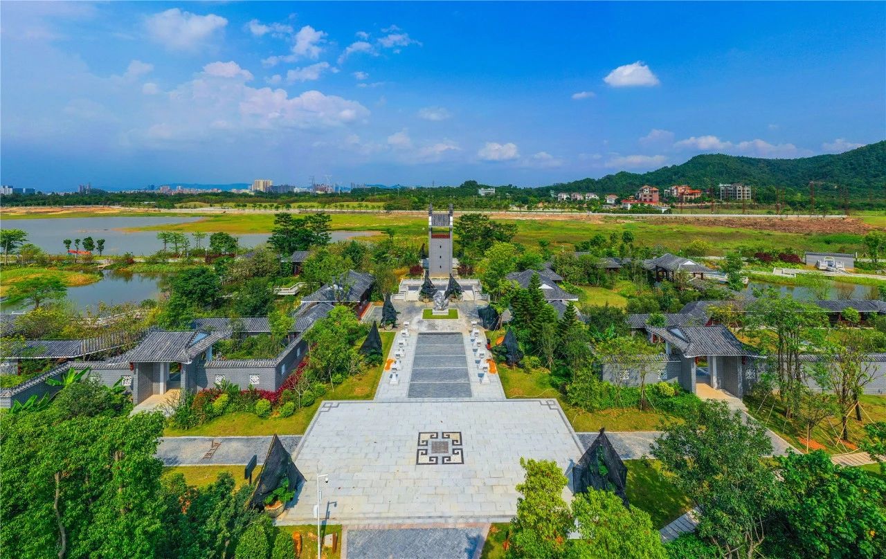 g位摄影师 · 黄建华松岗五指耙公园内的岭南庭院外景,一片翠绿.